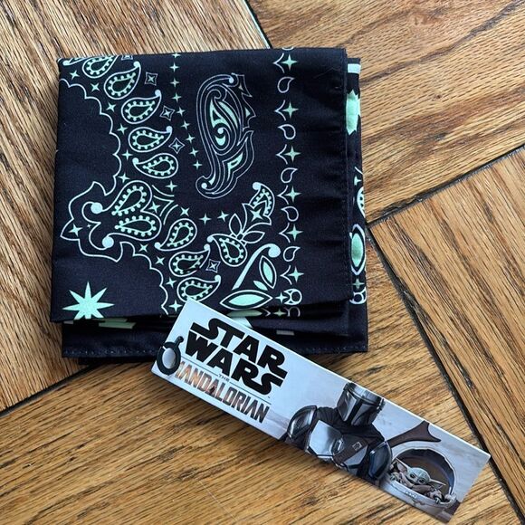 ✨NWT✨ Star Wars Mandalorian Disney bandanna - Picture 1 of 4